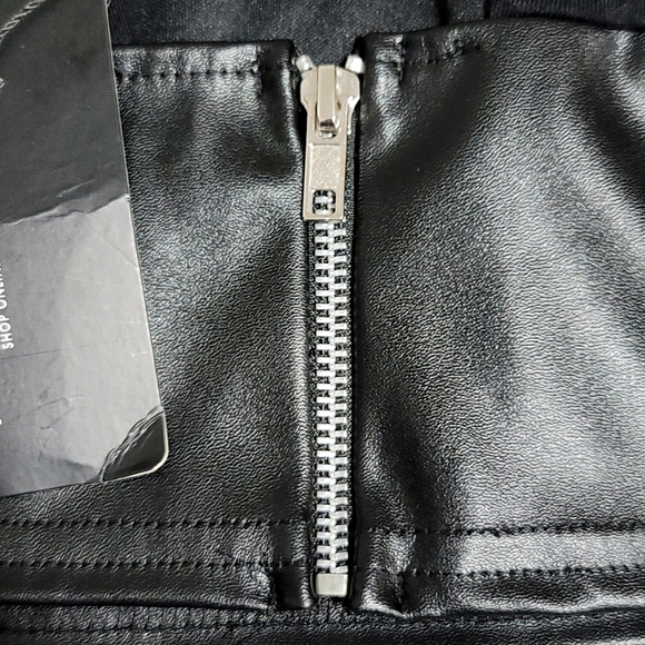 Black Underbust Strap Detail Crop - Picture 2 of 5